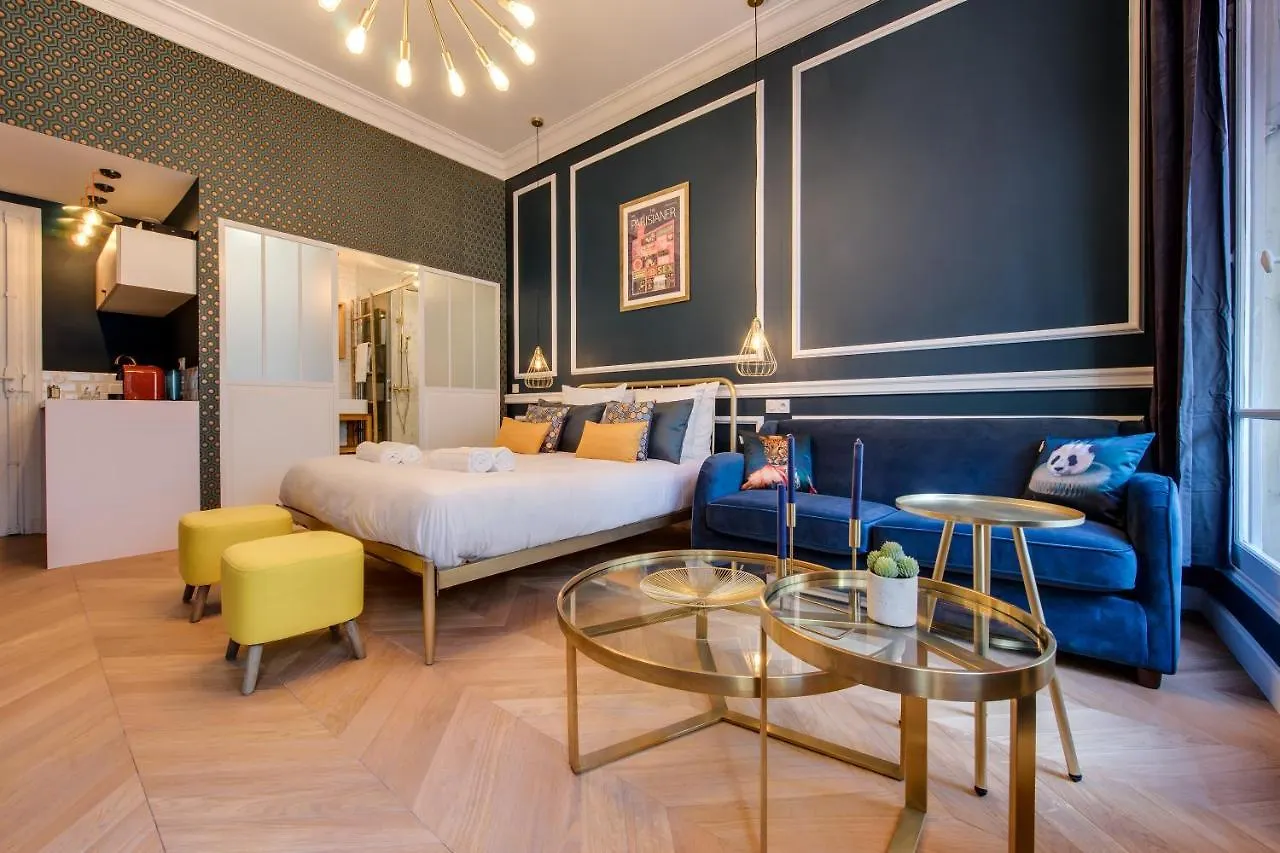 The Blue Elysee Paris 0*,